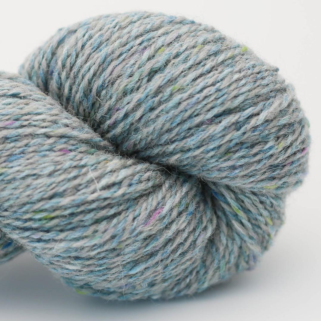 écheveau de laine tweed bleu-gris Hey Mama Wolf Beara Aiteal, avec touches vertes et violettes