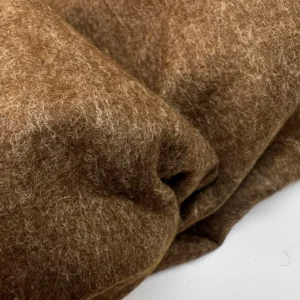 Zoom loden brun collé, surface feutrée et dense