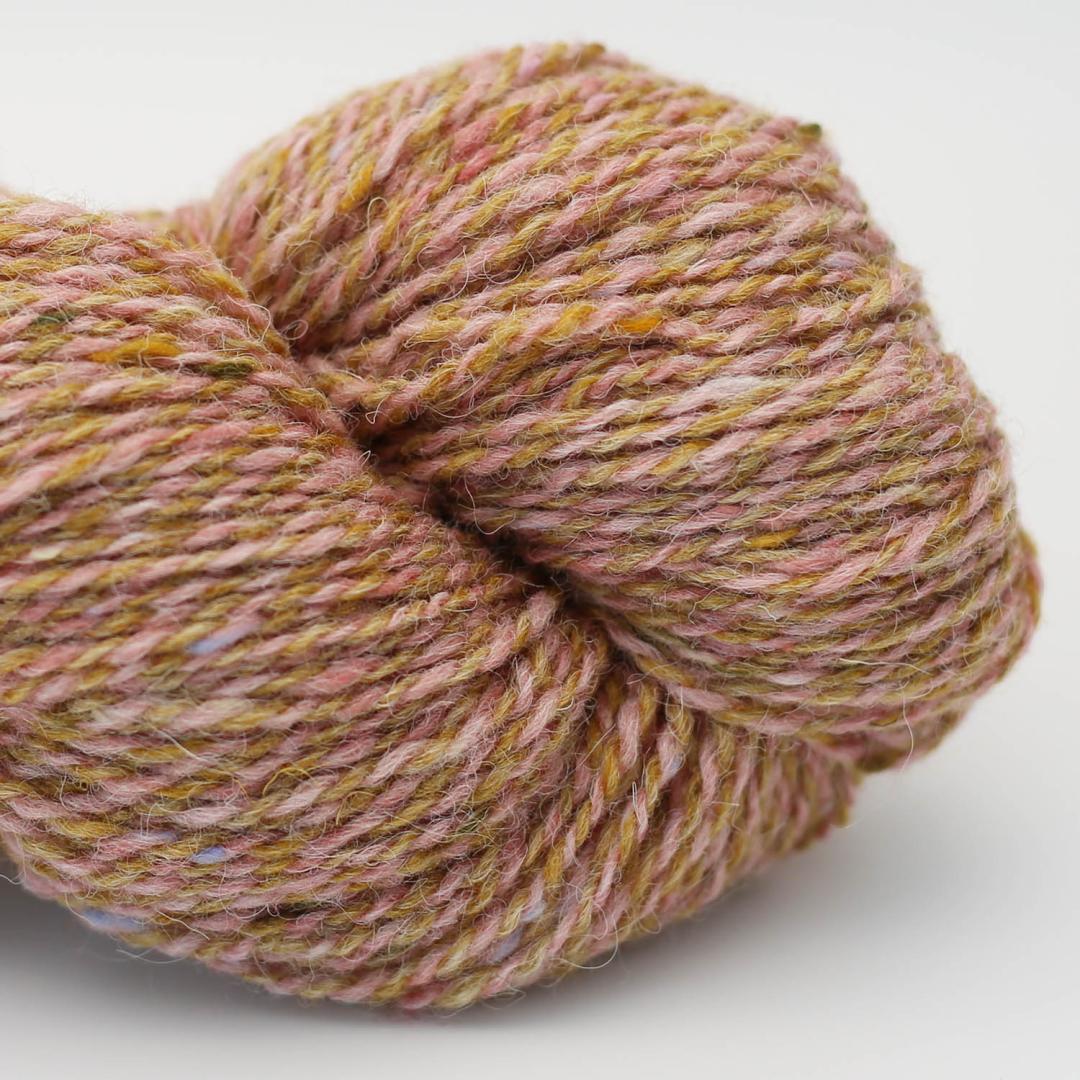 écheveau de laine tweed brun chêne Hey Mama Wolf Beara Dair, profond et naturel, avec reflets tweedés