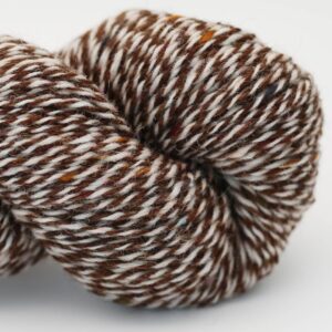 écheveau de laine tweed bicolore brun et écru Hey Mama Wolf Beara Iúir, avec éclats colorés discrets