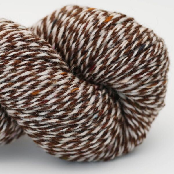 écheveau de laine tweed bicolore brun et écru Hey Mama Wolf Beara Iúir, avec éclats colorés discrets