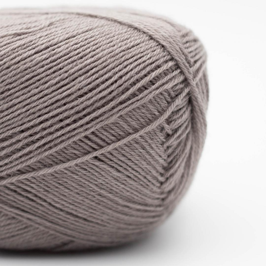 pelote de laine Kremke Edelweiss Classic 4ply Mittelgrau, fil gris souris non superwash en laine et polyamide recyclé