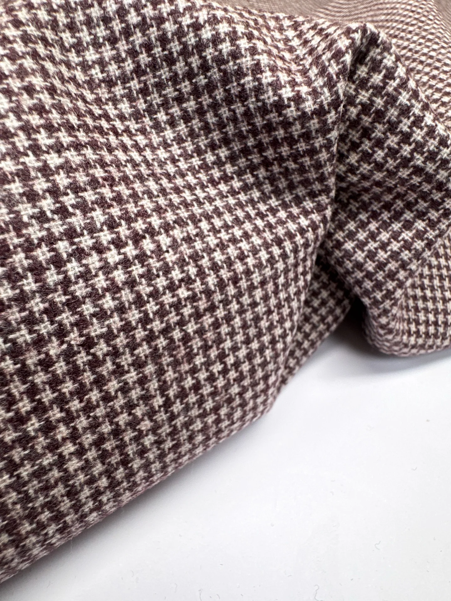 Zoom tweed pied-de-poule rouge/gris, grain fin collé, main structurée