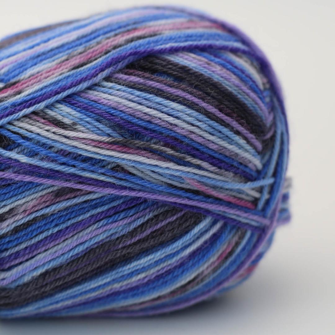 pelote de laine Sock & More 4ply Arne & Carlos Nusfjord Color, dégradé bleu-violet et gris à effet rayures automatiques