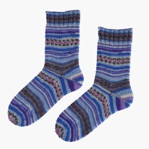 pelote de laine Sock & More 4ply Arne & Carlos Nusfjord Color, dégradé bleu-violet et gris à effet rayures automatiques