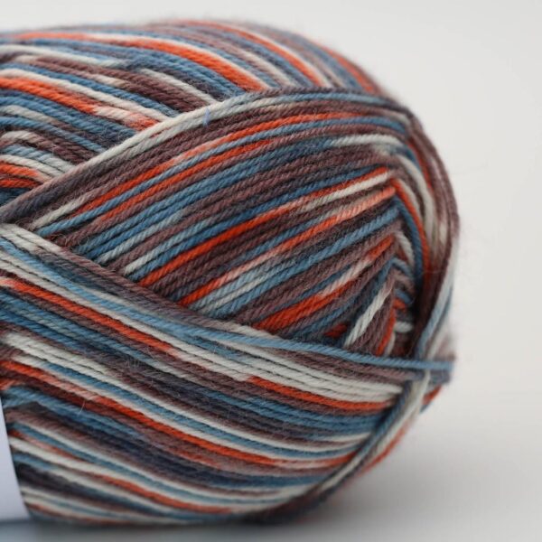 pelote de laine Sock & More 4ply Arne & Carlos Polmak Color, dégradé bleu ardoise, rouille et gris clair à rayures automatiques