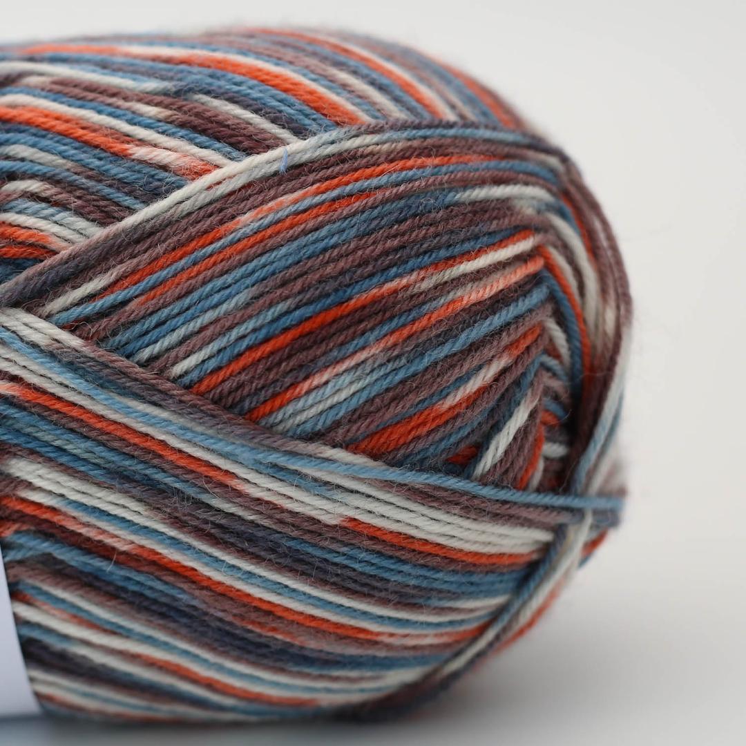 pelote de laine Sock & More 4ply Arne & Carlos Polmak Color, dégradé bleu ardoise, rouille et gris clair à rayures automatiques