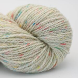 écheveau de laine tweed beige clair Hey Mama Wolf Beara Draighean Confetti, avec éclats colorés rose, bleu et vert