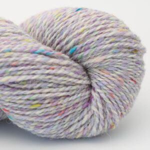 écheveau de laine tweed lilas Hey Mama Wolf Beara Trom, avec confettis multicolores turquoise, jaune et corail