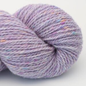 écheveau de laine tweed violette Hey Mama Wolf Beara Scornlus Lila, aux confettis colorés subtils
