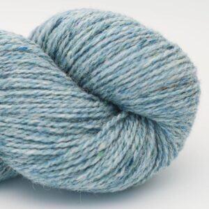 écheveau de laine tweed bleu profond Hey Mama Wolf Beara Mongach Blau, traversé de confettis colorés
