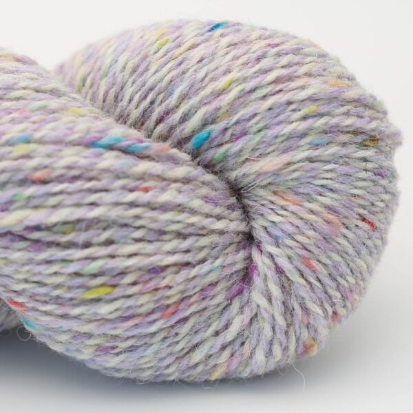écheveau de laine tweed lilas Hey Mama Wolf Beara Trom, avec confettis multicolores turquoise, jaune et corail