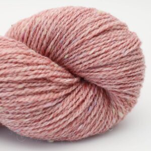 écheveau de laine tweed rose bruyère Hey Mama Wolf Beara Fraoch Mór Rosa, parsemé de confettis multicolores
