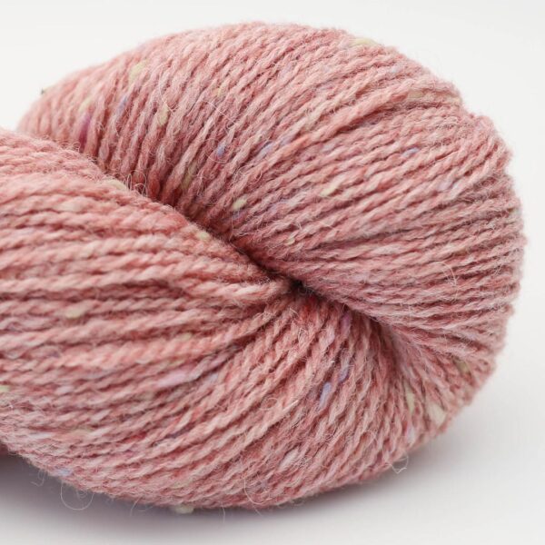 écheveau de laine tweed rose bruyère Hey Mama Wolf Beara Fraoch Mór Rosa, parsemé de confettis multicolores