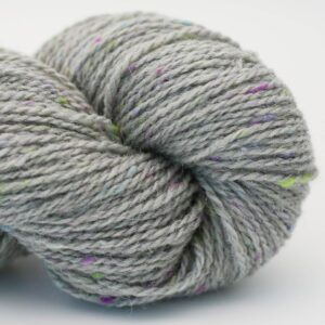 écheveau de laine tweed gris clair Hey Mama Wolf Beara Fen Carr Grau, subtilement moucheté de couleurs