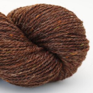 écheveau de laine tweed brun foncé Hey Mama Wolf Beara Bogland Braun, couleur tourbe d’Irlande avec mouchetures colorées