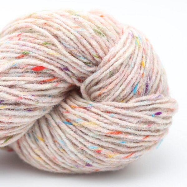 écheveau de laine tweed grise Erika Knight Pure Tweed Scottish Multicolor, avec fines mouchetures colorées