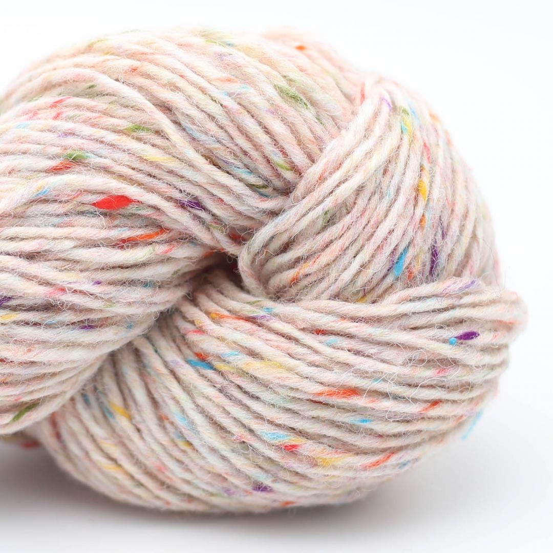 écheveau de laine tweed grise Erika Knight Pure Tweed Scottish Multicolor, avec fines mouchetures colorées
