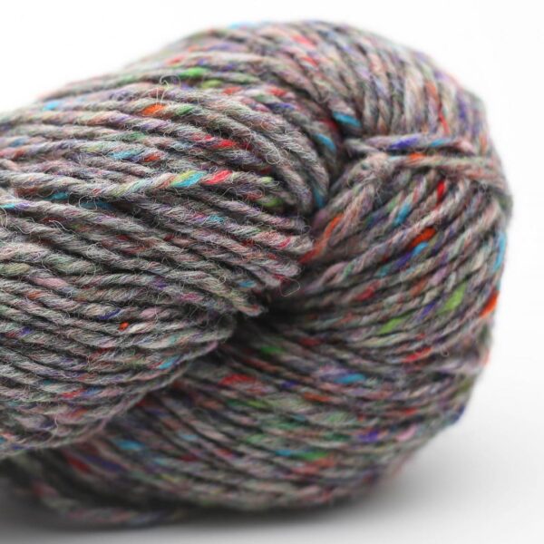 écheveau de laine tweed grise Erika Knight Pure Tweed Pebbles Grey, avec fines mouchetures colorées