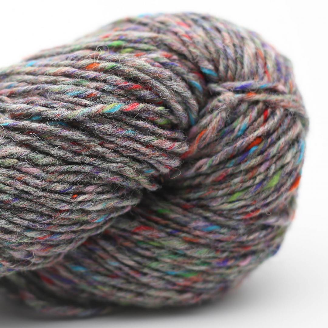 écheveau de laine tweed grise Erika Knight Pure Tweed Pebbles Grey, avec fines mouchetures colorées