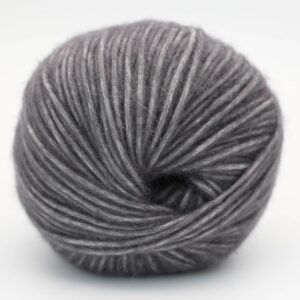 Pelote de laine Brisa BC Garn coloris Gris 03, gris profond en coton bio et baby alpaga, chez Atelier Léonie, mercerie éco-responsable à Paris.