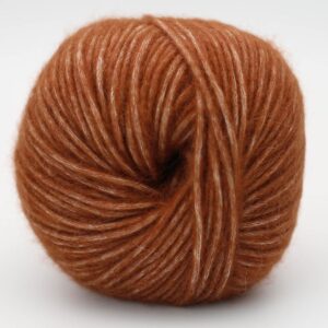 Pelote de laine Brisa BC Garn coloris Marron 04, marron caramel en coton bio et baby alpaga, chez Atelier Léonie, mercerie éco-responsable à Paris.