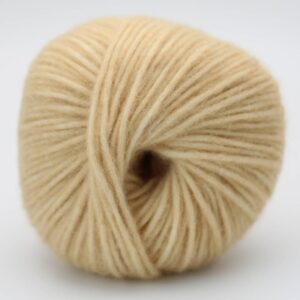 Pelote de laine Brisa BC Garn coloris Beige 05, beige sable doré en coton bio et baby alpaga, chez Atelier Léonie, mercerie éco-responsable à Paris.