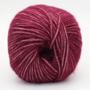 Pelote de laine Brisa BC Garn coloris Rouge Foncé 06, rouge bordeaux en coton bio et baby alpaga, chez Atelier Léonie, mercerie éco-responsable à Paris.