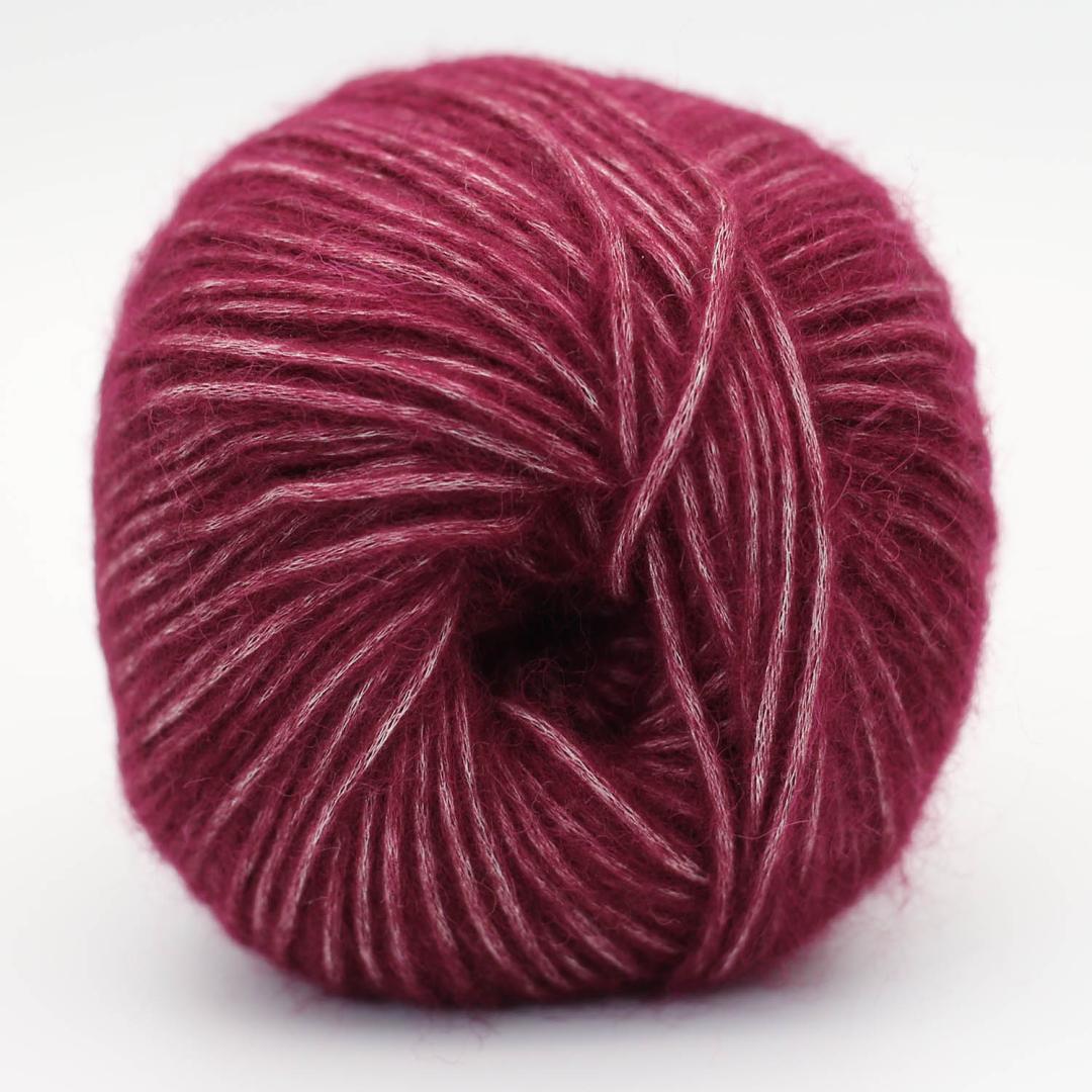 Pelote de laine Brisa BC Garn coloris Rouge Foncé 06, rouge bordeaux en coton bio et baby alpaga, chez Atelier Léonie, mercerie éco-responsable à Paris.