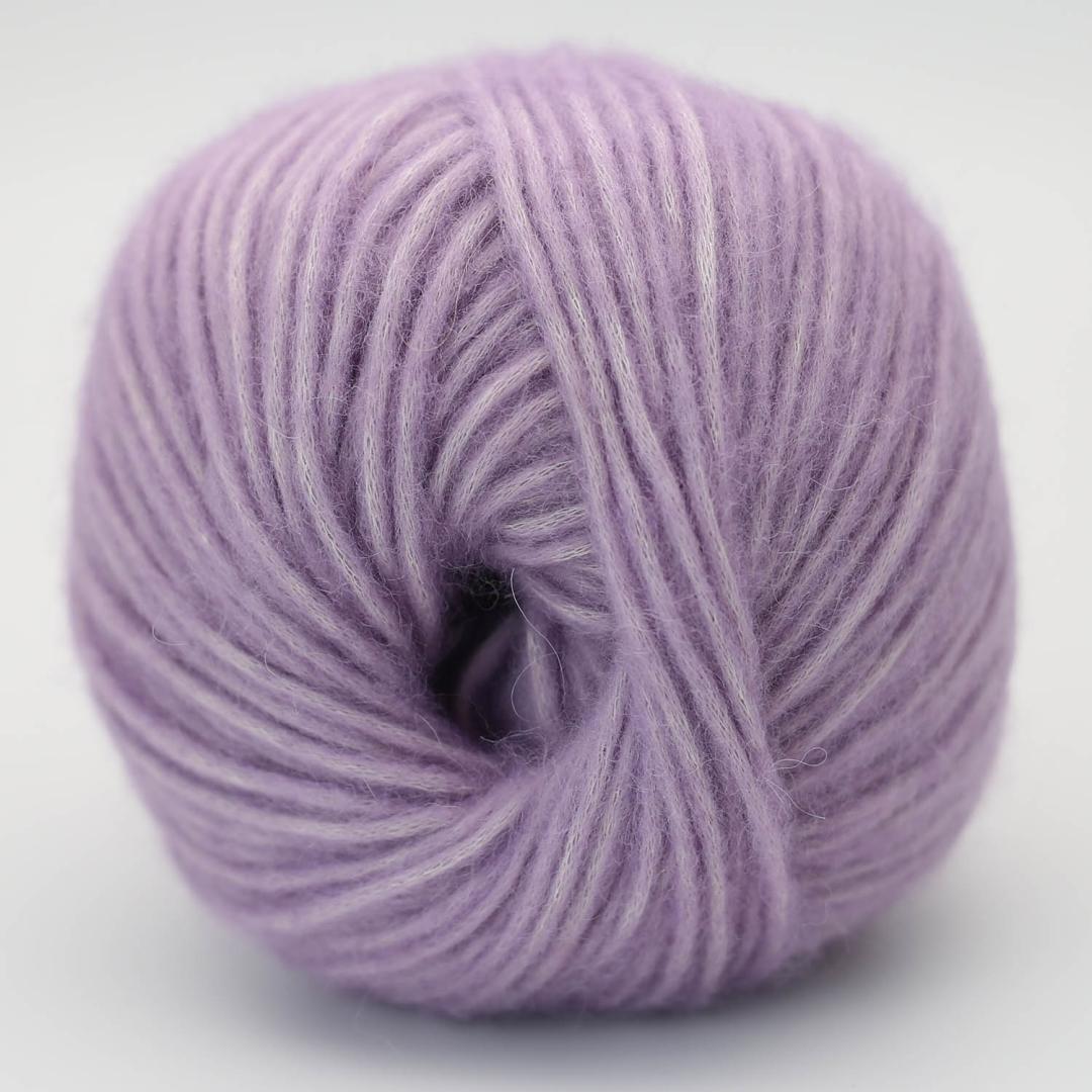Pelote de laine Brisa BC Garn coloris Lilas 08, lilas pastel en coton bio et baby alpaga, chez Atelier Léonie, mercerie éco-responsable à Paris.