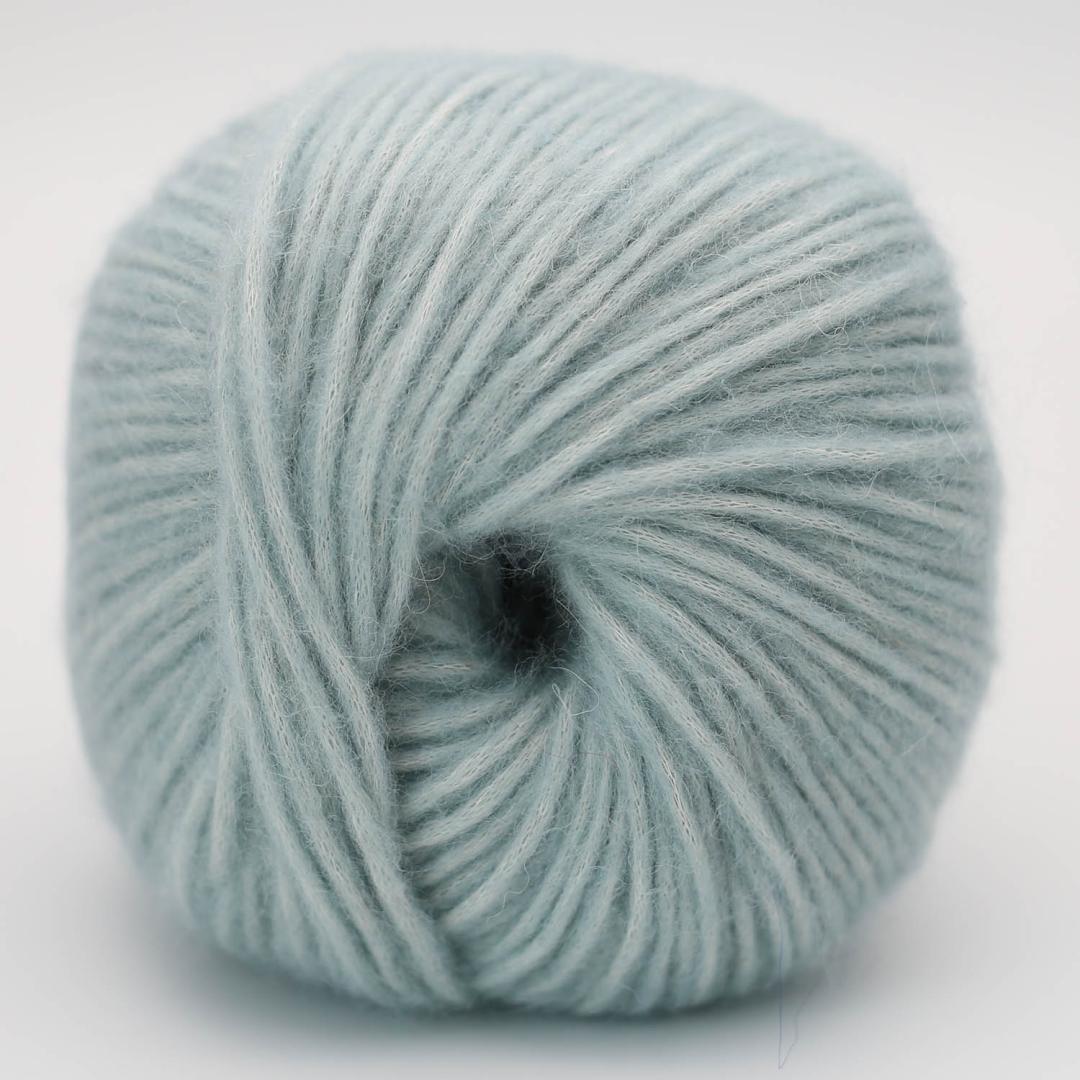 Pelote de laine Brisa BC Garn coloris Vert d’eau clair 10, vert pastel en coton bio et baby alpaga, chez Atelier Léonie, mercerie éco-responsable à Paris.