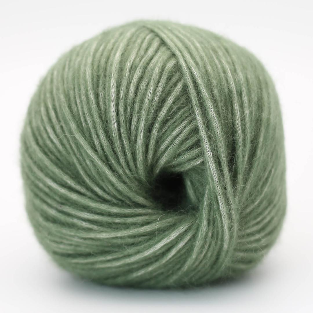 Pelote de laine Brisa BC Garn coloris Vert 11, vert sauge en coton bio et baby alpaga, chez Atelier Léonie, mercerie éco-responsable à Paris.