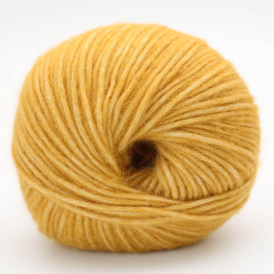 Pelote de laine Brisa BC Garn coloris Jaune Moutarde 12, jaune moutarde doré en coton bio et baby alpaga, chez Atelier Léonie, mercerie éco-responsable à Paris.