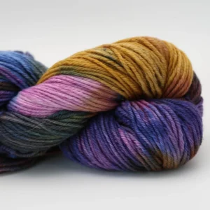 Écheveau de laine Manos del Uruguay Ideal Dorian, fil worsted teint à la main aux nuances de moutarde, rose, violet et bleu, chez Atelier Léonie