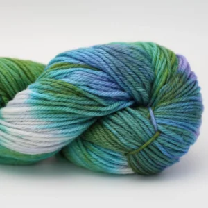 Écheveau de laine Manos del Uruguay Ideal Aquatic, fil worsted teint à la main aux nuances de vert d’eau, turquoise, bleu et blanc, chez Atelier Léonie