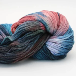 Écheveau de laine Manos del Uruguay Ideal Hike, fil worsted teint à la main aux nuances de rose, bleu et gris fumé, chez Atelier Léonie