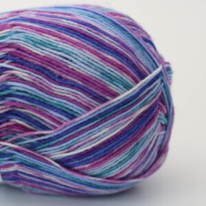 Pelote de laine Arne & Carlos Socks & More 4ply Star Night Color, fil à chaussettes auto-rayant bleu rose violet et turquoise, chez Atelier Léonie