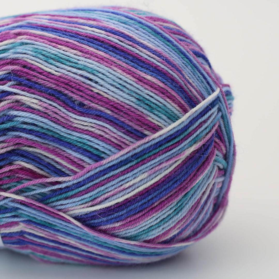 Pelote de laine Arne & Carlos Socks & More 4ply Star Night Color, fil à chaussettes auto-rayant bleu rose violet et turquoise, chez Atelier Léonie