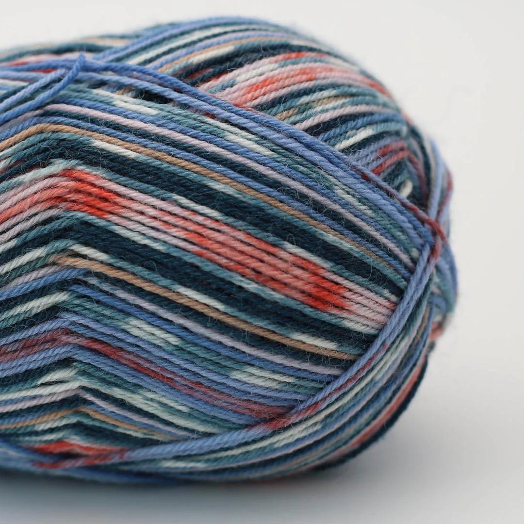 Pelote de laine Arne & Carlos Socks & More 4ply Summer Night, fil à chaussettes auto-rayant bleu écru sable et corail, chez Atelier Léonie