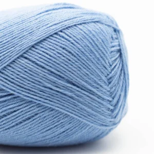 Pelote de laine Kremke Edelweiss Classic 4ply Bleu Ciel, fil fin uni bleu clair pour chaussettes et accessoires, chez Atelier Léonie