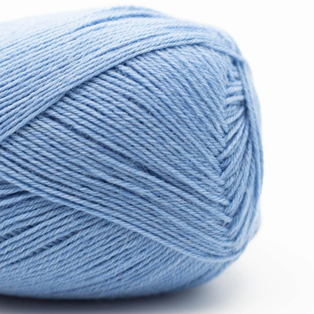 Pelote de laine Kremke Edelweiss Classic 4ply Bleu Ciel, fil fin uni bleu clair pour chaussettes et accessoires, chez Atelier Léonie