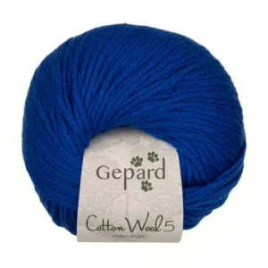 Pelote de laine Gepard CottonWool 5 Organic 744 Cobalt Blue, fil aran bleu cobalt en coton biologique et mérinos extrafine, chez Atelier Léonie