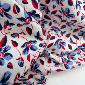 Tissu Coton Floral Riviera, deadstock italien 100 % coton à fleurs rouges et bleues pour chemise et blouse