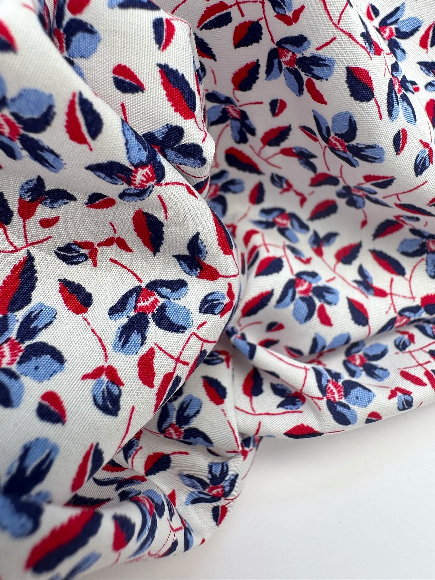 Tissu Coton Floral Riviera, deadstock italien 100 % coton à fleurs rouges et bleues pour chemise et blouse