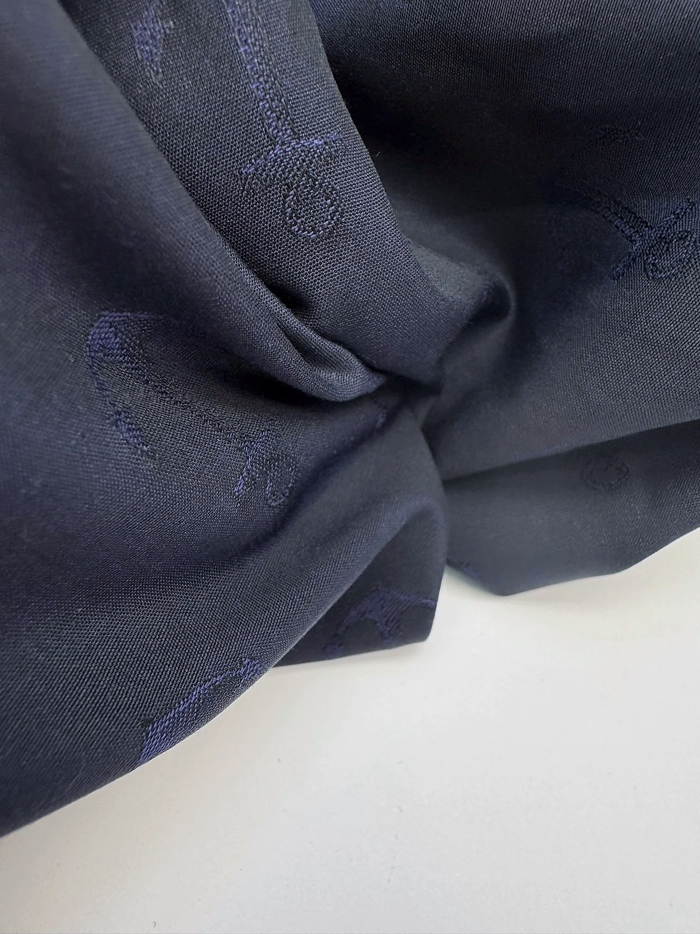 Tissu Coton Jacquard Ancres Encre bleu nuit violacé avec ancres ton sur ton pour chemise et blouse