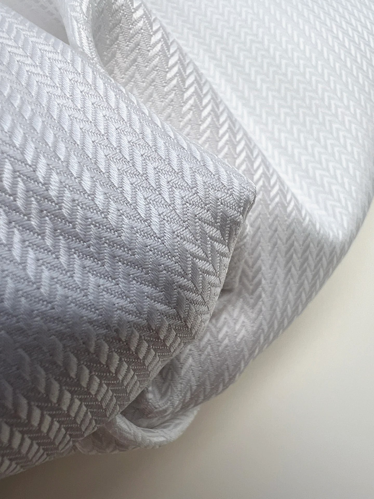 Tissu Coton Jacquard Chevrons Albâtre blanc, deadstock italien 100 % coton pour chemise et blouse