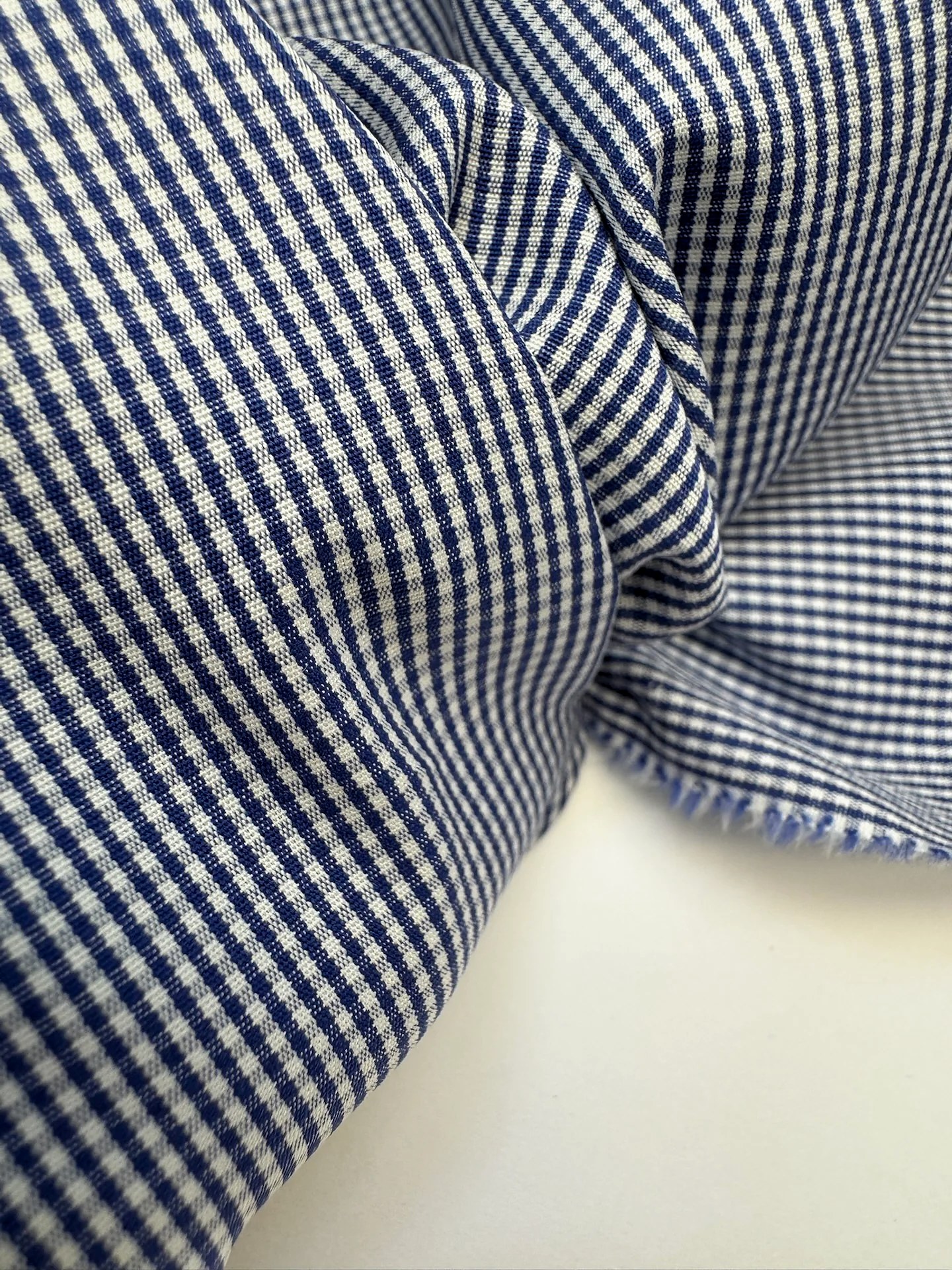 Tissu Popeline Mini Vichy Encre bleu nuit et écru, deadstock italien 100 % coton pour chemise