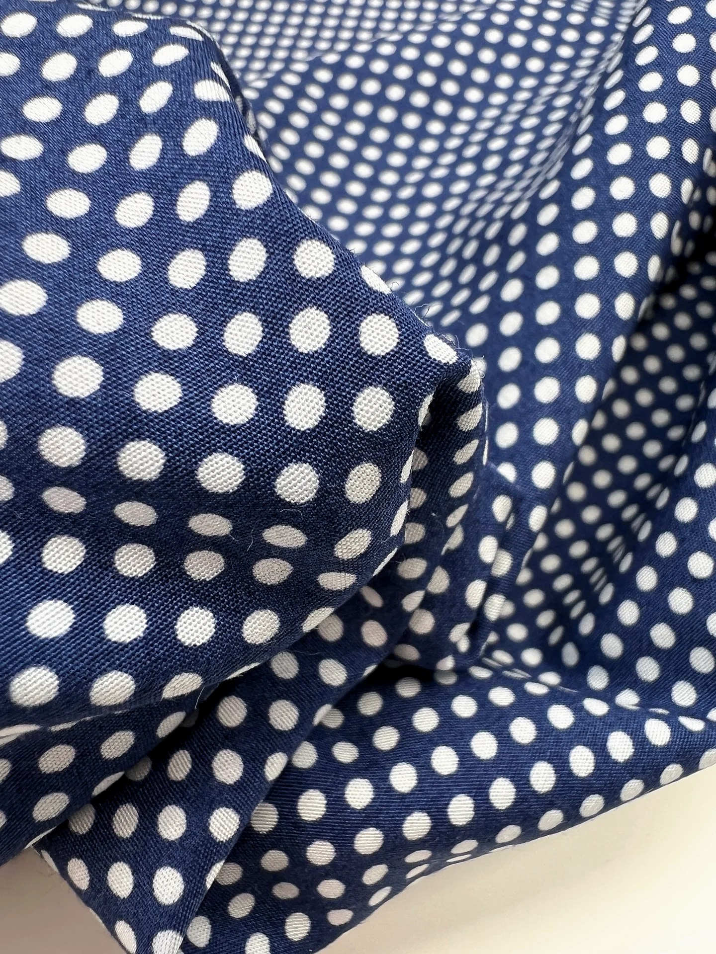 Tissu Popeline Pois Marine bleu à pois blancs, deadstock italien 100 % coton pour chemise et blouse