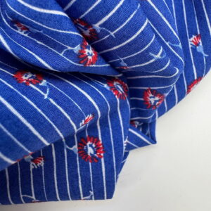 Tissu Popeline Rayures Fleuries Azur, coton bleu à rayures blanches et fleurs rouges pour chemise