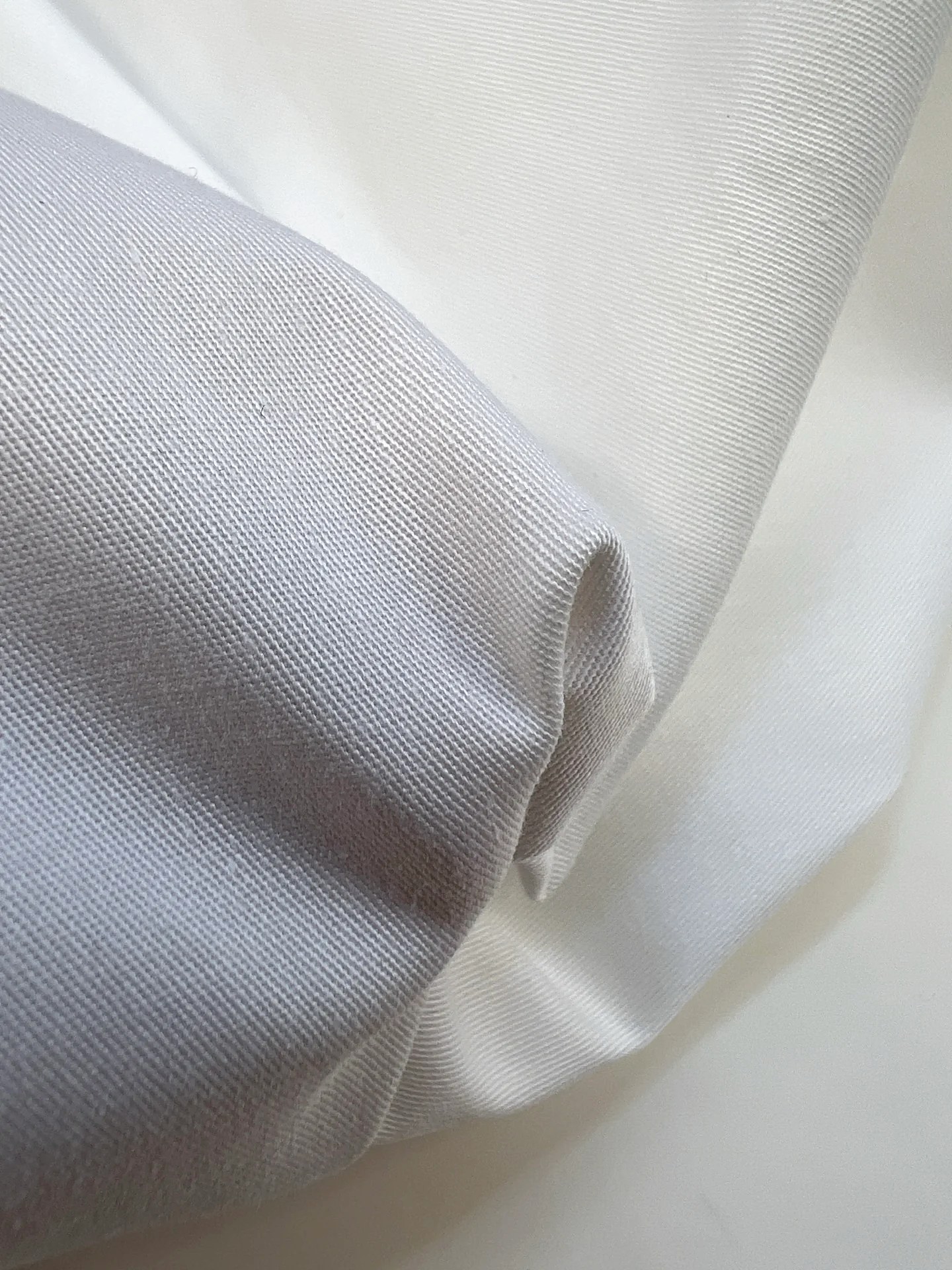 Tissu Sergé Stretch Ivoire blanc en coton élasthanne deadstock France pour chemise, pantalon et jupe
